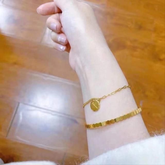 蜂巢不仅可以吃，大牌首饰作为设计元素，手腕上的六角形也很优美