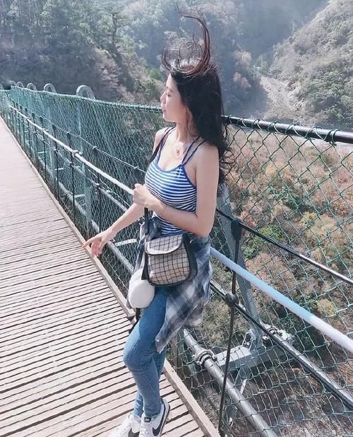 穿搭|两位靓丽的美女，T恤搭配紧身牛仔裤，一双修长的大长腿亭亭玉立