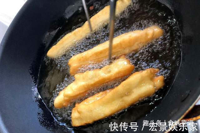高筋面粉|炸油条没必要加泡打粉，教你油条店的老配方，油条蓬松酥脆有韧劲