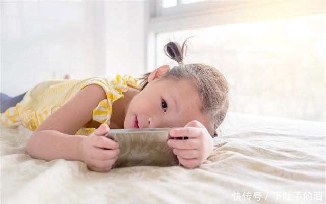 手机|喜欢睡前玩手机的人,这3个危害,或许一个都跑不掉