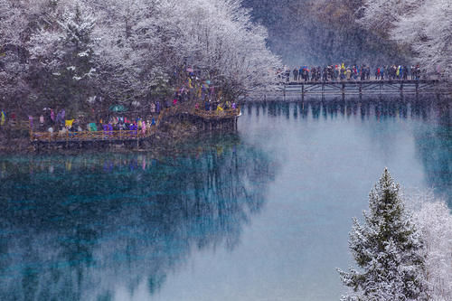 九寨沟迎来春雪 蓝白呼应造就梦幻冰雪世界