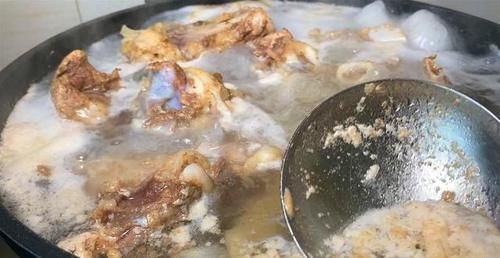 酱大骨头的家常做法，酱味十足，香烂入味，好吃不油腻，真解馋