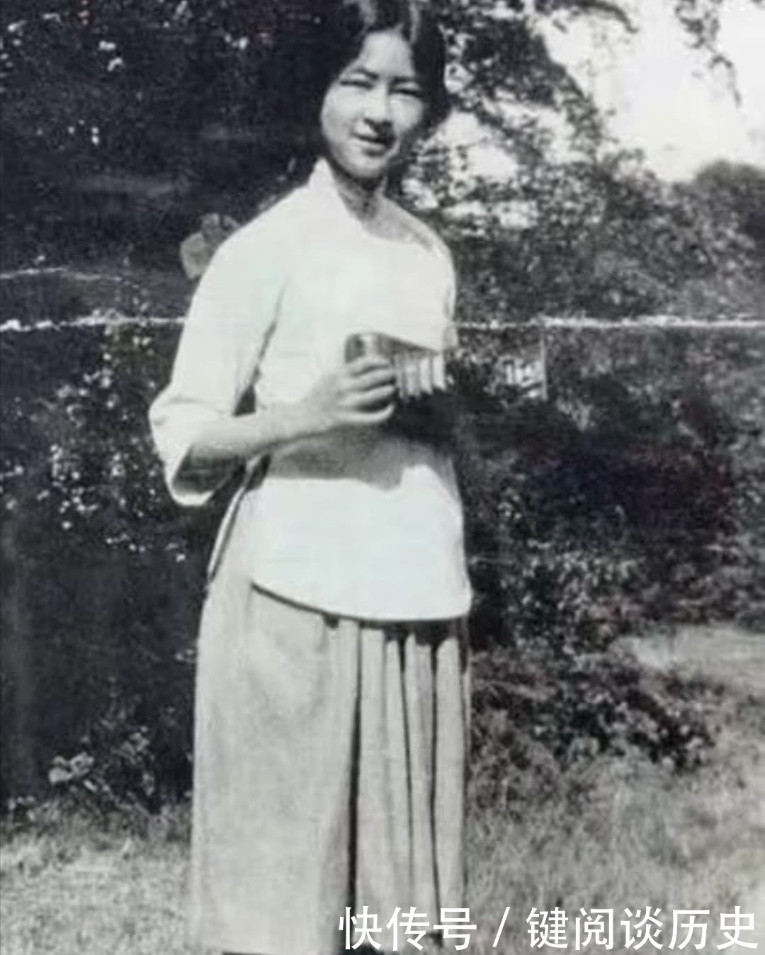 老照片|老照片,拿相机的林徽因笑意盈盈,图五仙人掌旁的赵一荻端庄优雅