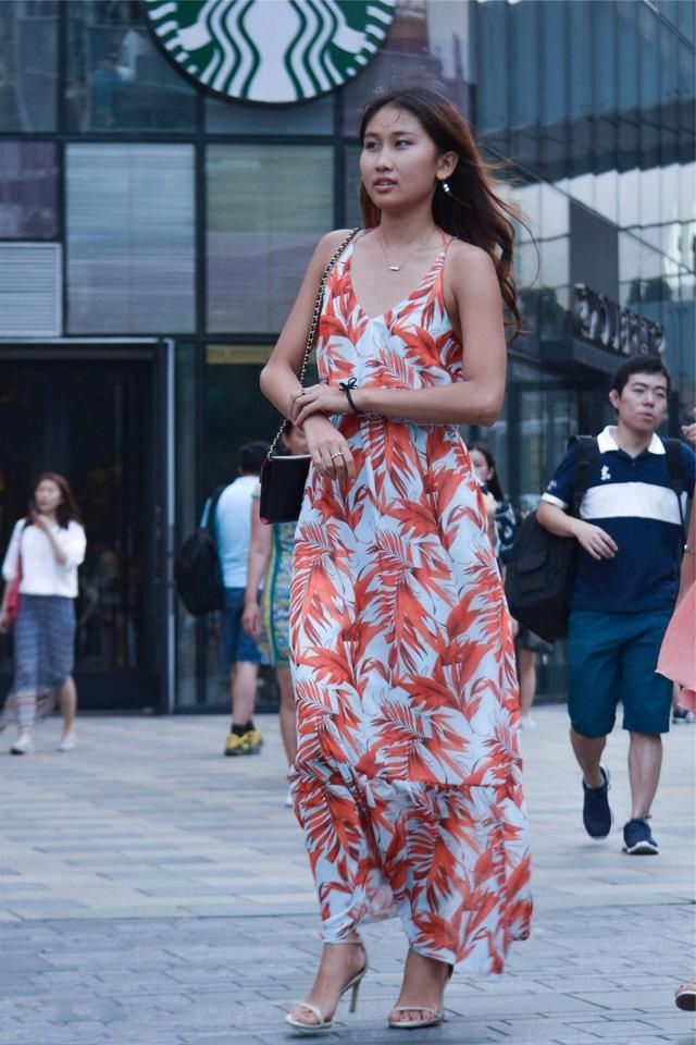 时尚穿搭，美女穿透视的蕾丝针织外套，看起来更加精致