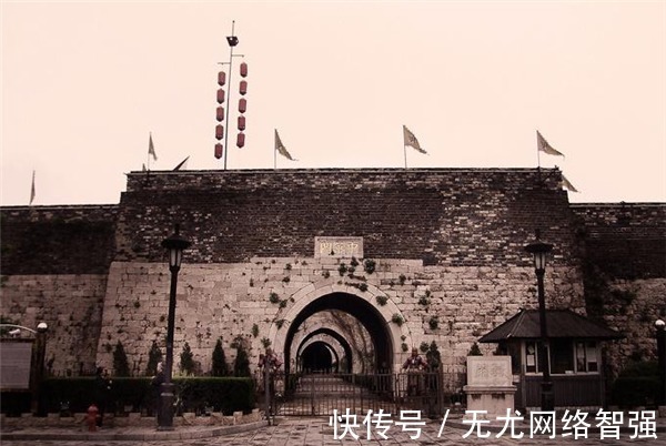 大清门!“中华门”的牌匾传了几百年,工人摘下后,才发现背面还有3个字