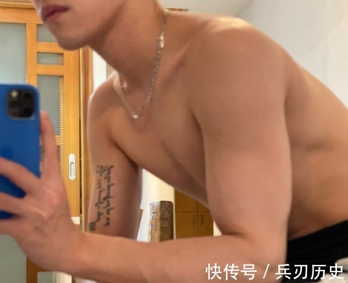 大男孩|帅气的成都大男孩,健身四个半月,手臂和肩有进步,胸肌差点意思!