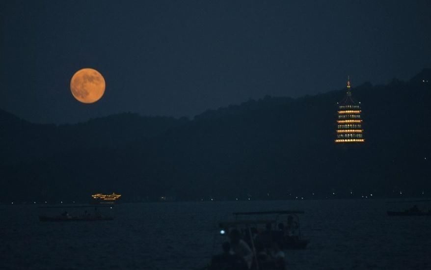 洪魔&白雪行者诗30首满山霜叶红如火,谁把相思都点燃