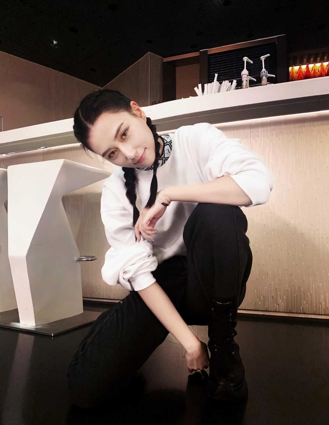 何超莲真不愧是“千金”，绿色连衣裙也能完美驾驭，高贵又洋气