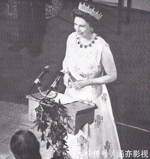 英女王这套玉首饰蛮好看的,但有50多年没戴过了,好可惜