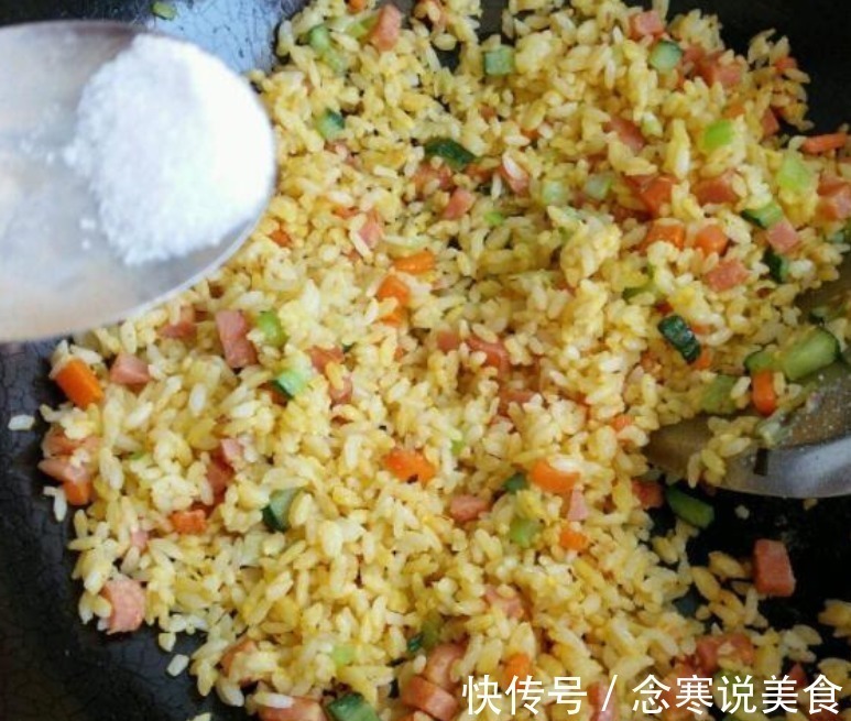 为什么做蛋炒饭跟别人做的味道一样,原来是第一步做错!