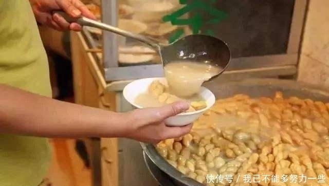 洗衣盆|大叔用“洗衣盆”卖早餐4元1碗,每天5盆不够卖,外地人却咽不下