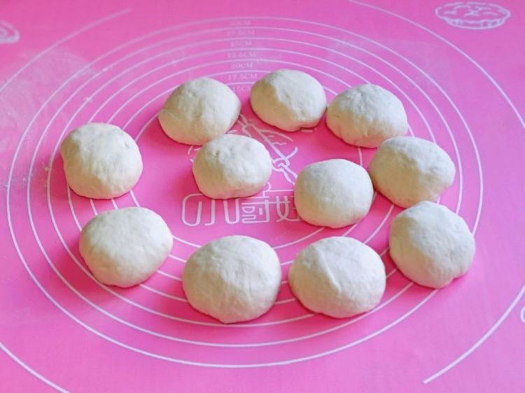 做韭菜盒子的时候加点虾皮和香干,味道太鲜美了,真过瘾