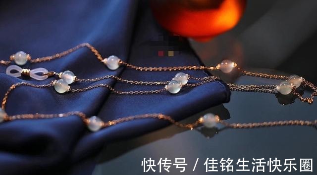 burberry 珠宝首饰还能这样佩戴,这些奇特造型却充满时尚味道,奢华感爆棚!