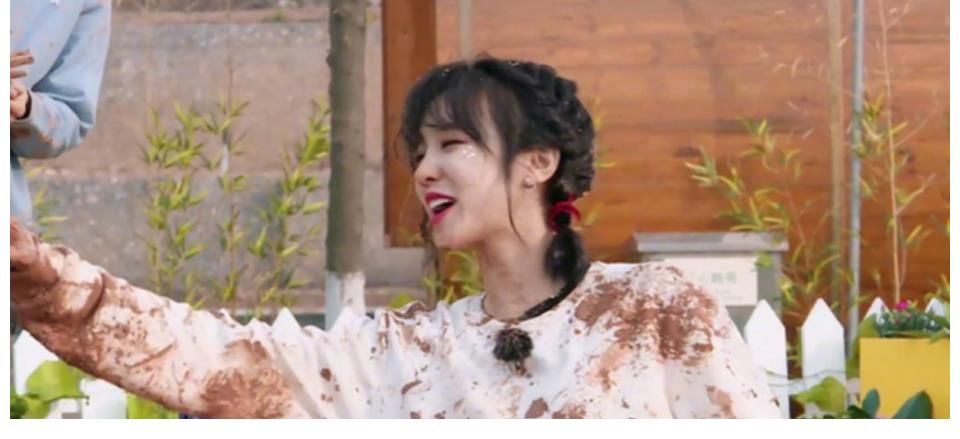 蔡徐坤|苗苗《奔跑吧》出场时，蔡徐坤带头起身欢迎，宋雨琦却慢慢悠悠？