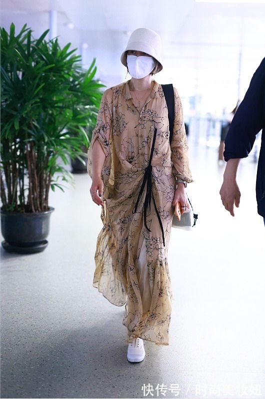 深v领 马伊琍浪费了好身材,“麻袋”连衣裙穿成纸片人,换别人撑不起