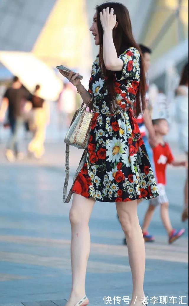 高跟鞋|女生穿搭碎花裙,感受夏日的别样风情,潇洒美丽又有韵味