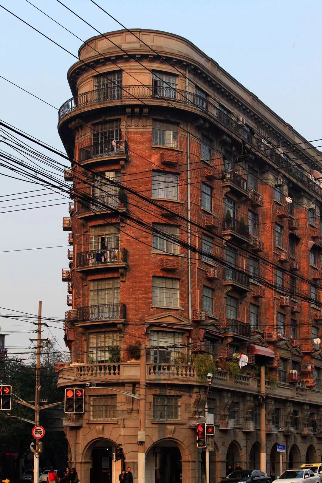 文艺青年打卡武康大楼有了新体验：天上无线，地上有景，城市有爱