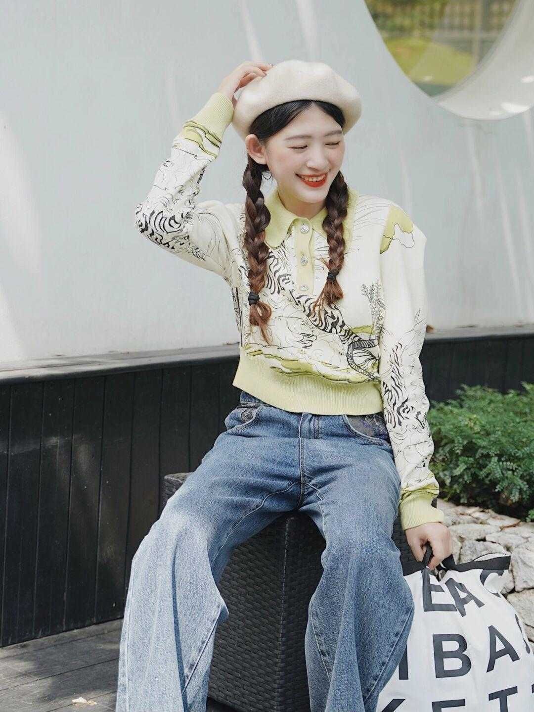 风衣|终于明白小个子的“穿搭精髓”，印花上衣搭配牛仔裤，显高显瘦