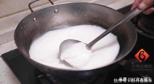 贴春联别再用胶带了,用一招轻松搞定,平整又牢固,看完能帮大忙