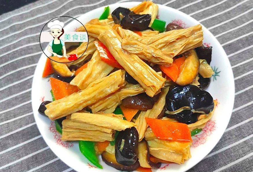 这几样素菜一起炒,不放肉也很鲜香,营养又实惠,大人小孩都爱吃