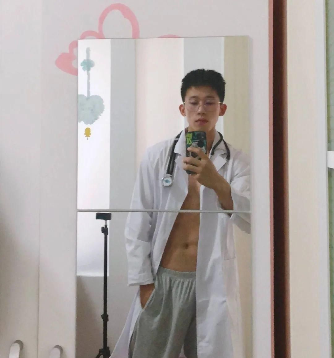 腹肌|型男医生的鲨鱼线六块腹肌引发舔屏,网友看后直呼我可以