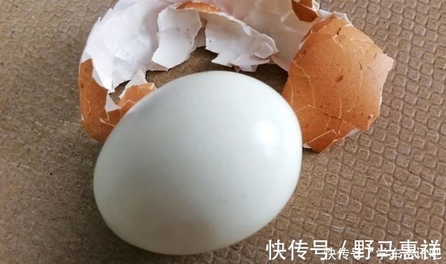 热鸡蛋|煮鸡蛋时，有人加盐，有人放醋，早餐店老板教你6招，鲜嫩易剥壳
