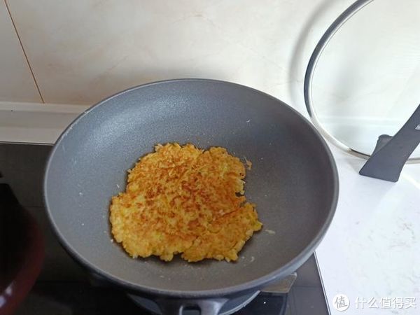 好吃|剩米饭别做蛋炒饭了，加这几样做煎饼，又香又好吃，太惊喜