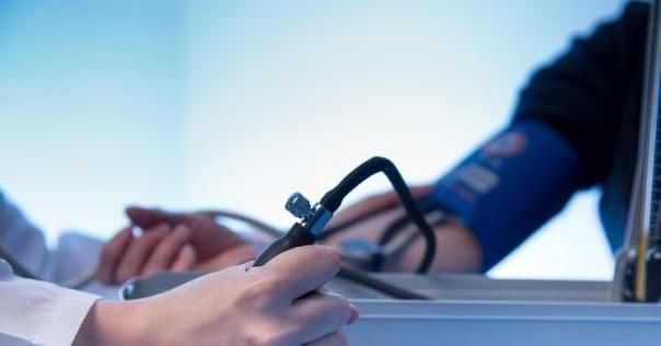 高血压病人|高血压患者别担心,专家:起床“懒”,睡前少做3事,血压悄悄降