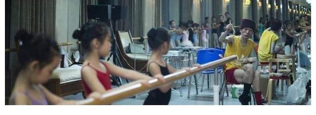 杨丽萍$他被称为女版杨丽萍，46岁了还是“巨婴”，年入百万没人愿意嫁