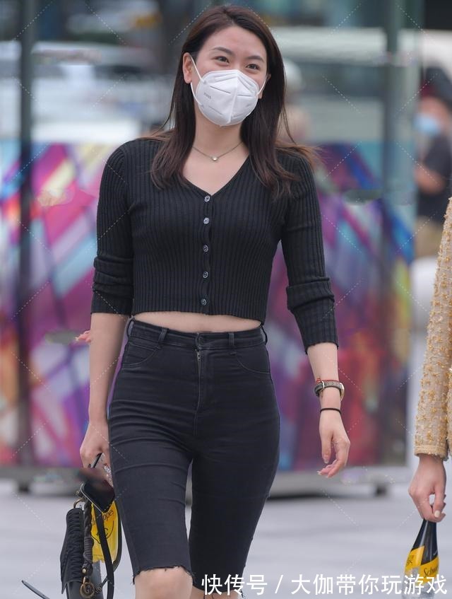 针织衫 高腰半长裤搭配针织衫，沉稳大气，低调日常的清爽出街装！
