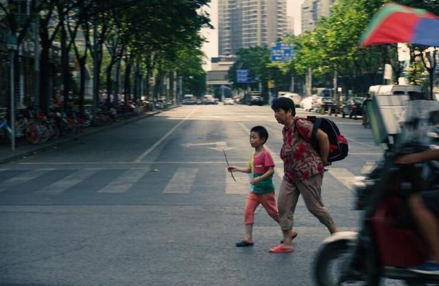 爷爷|“最懒”爷爷陪孙子吊针,却自己呼呼大睡,护士哭笑不得