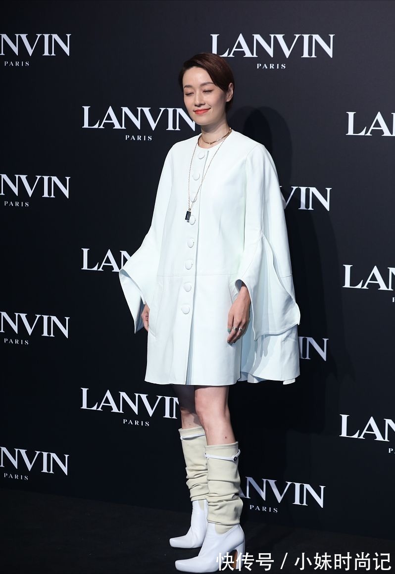 斗篷|马伊琍终于换风格了,穿白色斗篷连衣裙配袜靴,气场很难被超越