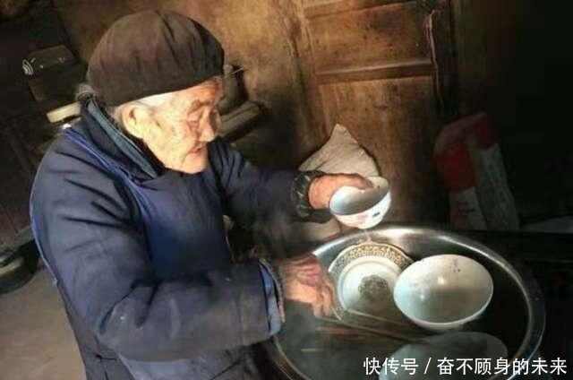 这段话|大学教授把碗留给八十岁老母洗,他说出这段话后,网友孝心可赞