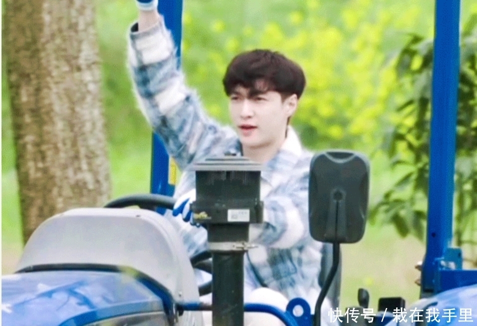 张艺兴拿到驾驶证,并晒出照片来炫耀,但大头照更令人注意