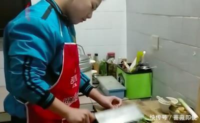 河南12岁男孩独自做9菜1汤年夜饭,凭一己之力为爸妈下厨,网友:有爱的娃