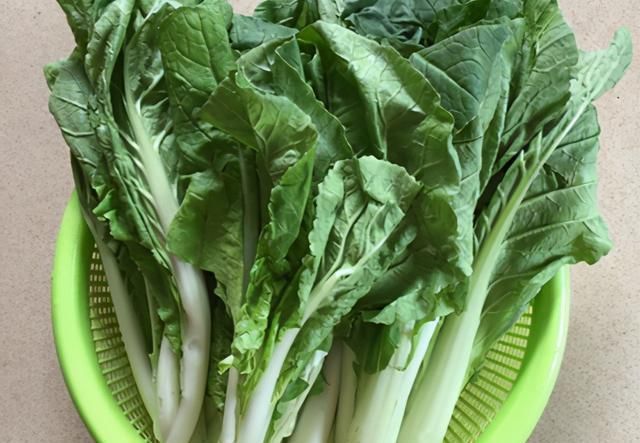 腌酸菜这方法老妈用了20年,不放油3天就变色,比老坛酸菜爽口