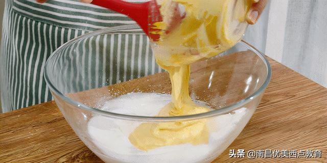 轻轻软软像在捏了朵云,一口下去奶香、醇苦、香甜、微酸