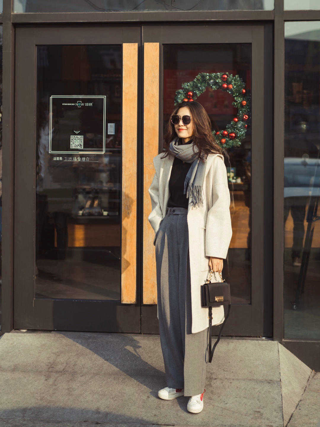 烟管裤|今年秋冬,有种穿法叫“大衣+裤子”火了,上身后没想到那么气质