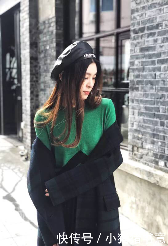 街拍穿绿色连衣裙的美女，走在街上很是惹眼，充满时尚感