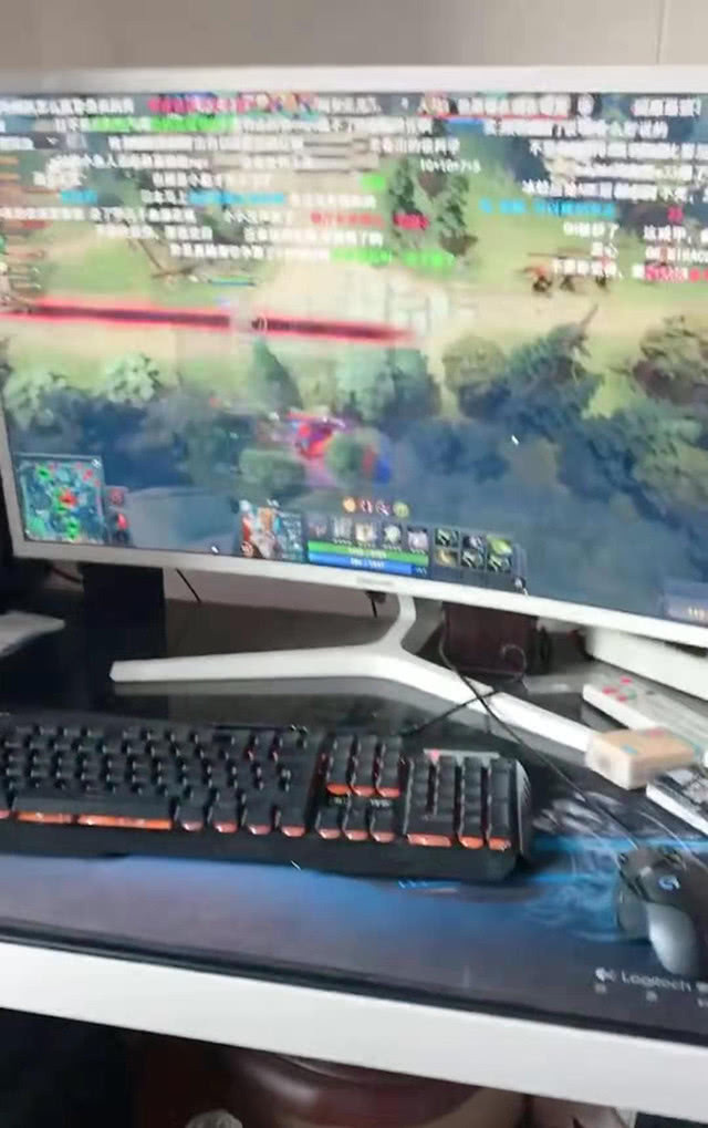 爸爸|爸爸打游戏比赛时,被妈妈强制带娃,宝宝表现笑翻网友替父出征