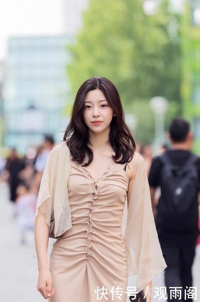 街拍青春靓丽的小姐姐,时尚的打扮,彰显个人气质