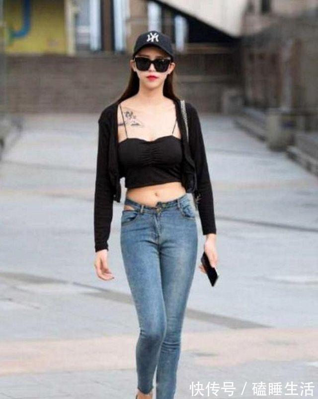 小姐姐|路人街拍,小姐姐这身穿搭很适合好身材的高挑女生穿