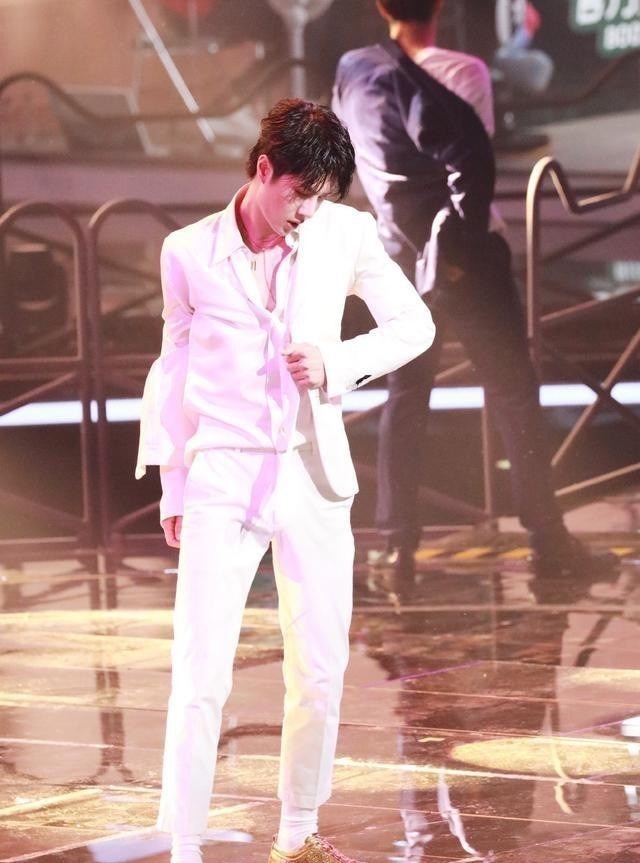 这就是街舞3|王一博跳舞也可以很柔美,舞蹈《散落的华服》,就是最好的证明