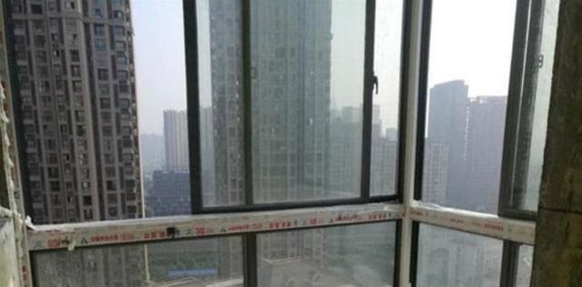 邻居家|与其把窗户更换掉,倒不如这样来处理,邻居的做法真不错