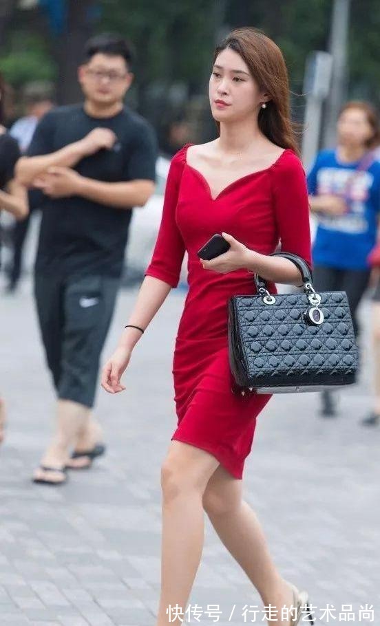 高跟鞋|气质少女偏爱裙装穿搭，一件惹眼的红衣服，气场太强了