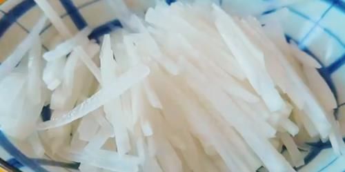 冬天要多吃萝卜,加1个西红柿,教你家常做法,出锅连汤汁都不剩