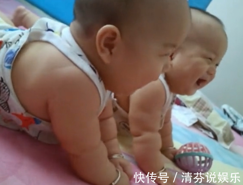 画面|弟弟把头靠在哥哥的肩膀上，哥哥的反应太暖了，画面好有爱