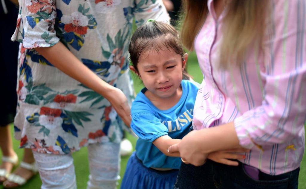 家庭|幼儿园老师直言：第一天上幼儿园不哭的娃，多半是出自这4种家庭