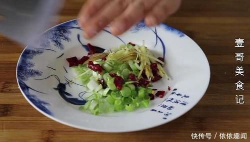 吃肉|白菜别再直接炒了，加1块豆腐，比吃肉还过瘾，上桌连汤汁都不剩