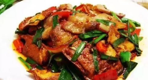 分享几道特色菜，美味下饭，倒入切片的五花肉，做法还特别简单